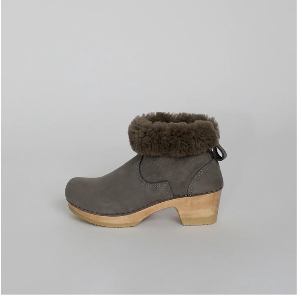 No.6 5" Pull on Shearling Clog Boot on Mid Heel navy suede like new, 🚫 texts